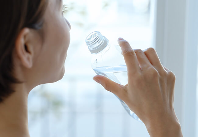 水、お茶、スポーツドリンクは摂取可能